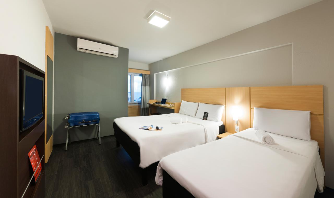 Quarto Duplo Standard com Cama Queen-Size